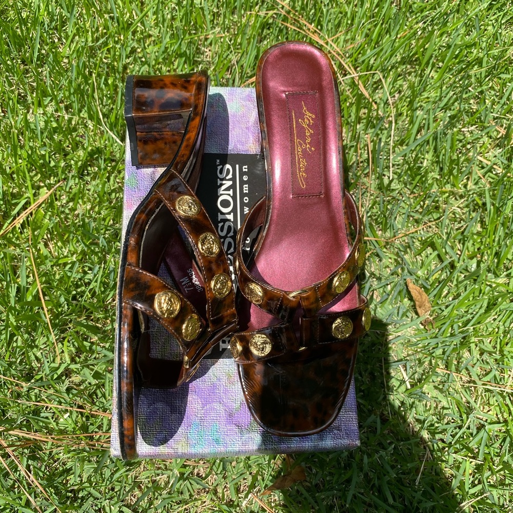 🚨❤️EXPRESSIONS SANDALS🚨❤️ - Picture 3 of 6